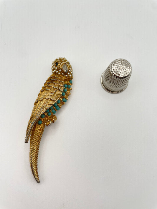 Broche vintage de metal con forma de loro con perlas de bisutería