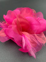 Flor de tela  y plumas color fucsia oscuro y rosa palo