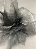 Flor de tela  y plumas color negro