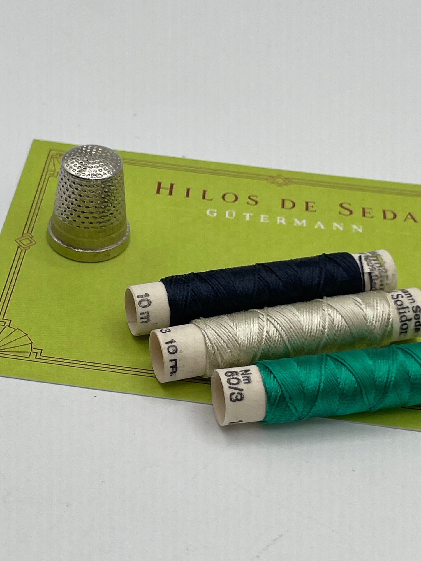Surtido de 3 Bobinas Seda Pura Antigua Gütermann, 3 colores (Azul noche, Marfil antiguo y Verde jade)