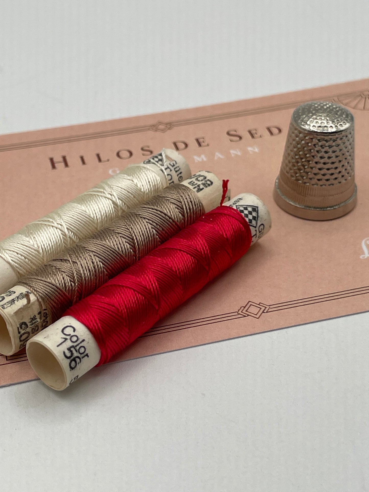 Surtido de 3 Bobinas Seda Pura Antigua Gütermann, 3 colores (rojo escarlata, visón claro y blanco perla)