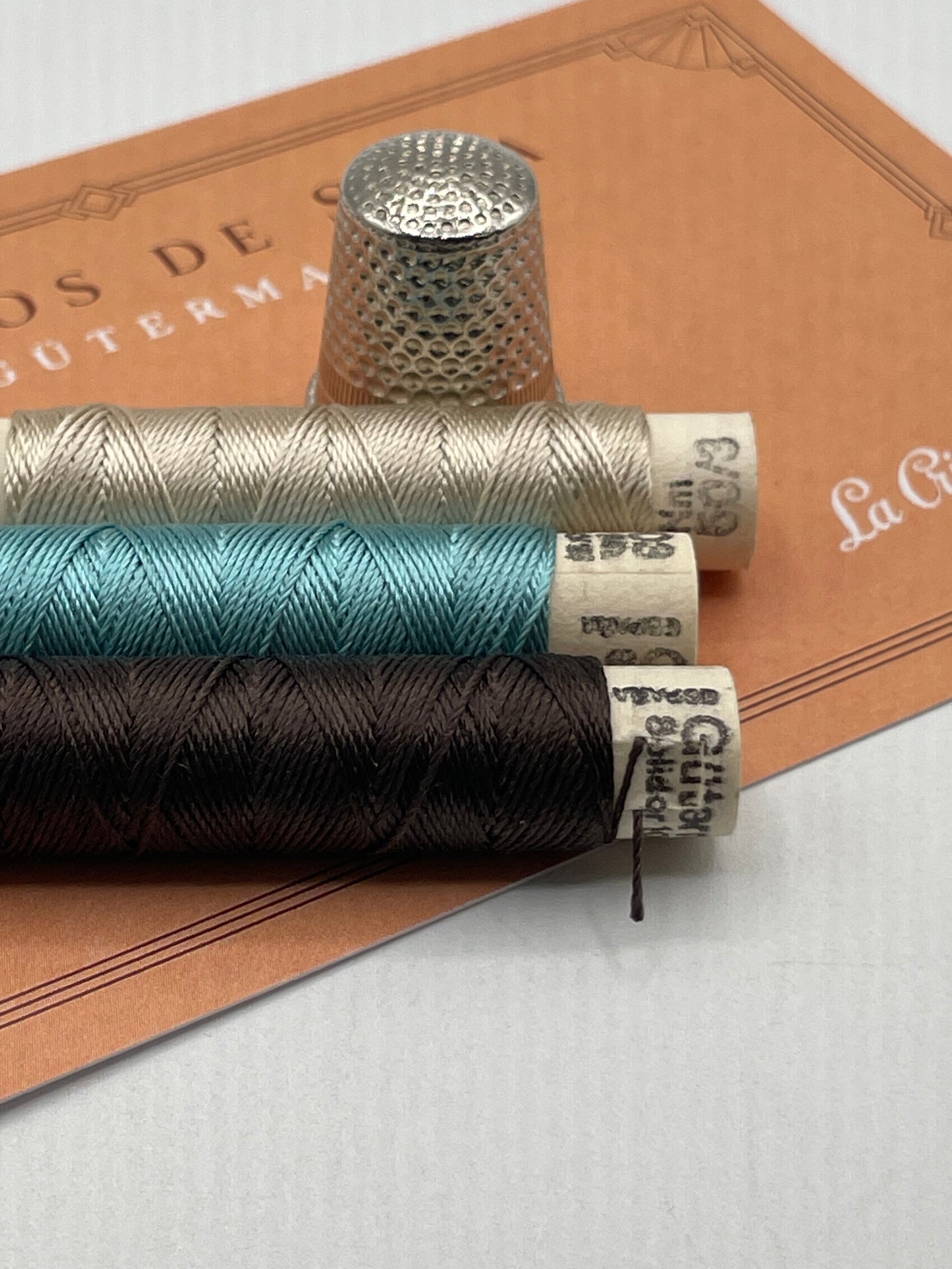 Surtido de 3 Bobinas Seda Pura Antigua Gütermann, 3 colores (beige champán azul aguamarina y marrón wengué)