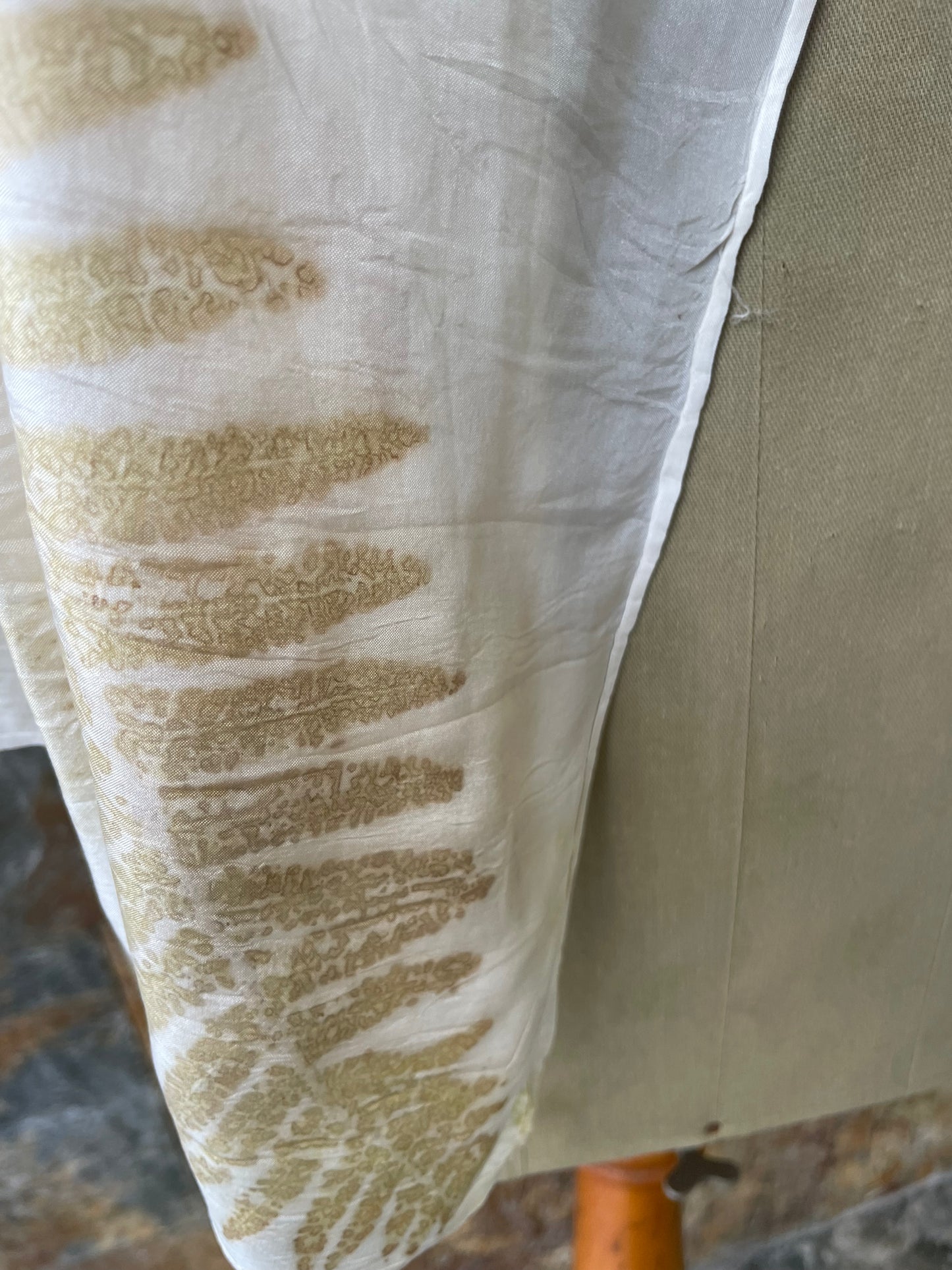 Pañuelo seda 100% tintado con la técnica ECOPRINT por RAMÓN SANTOS