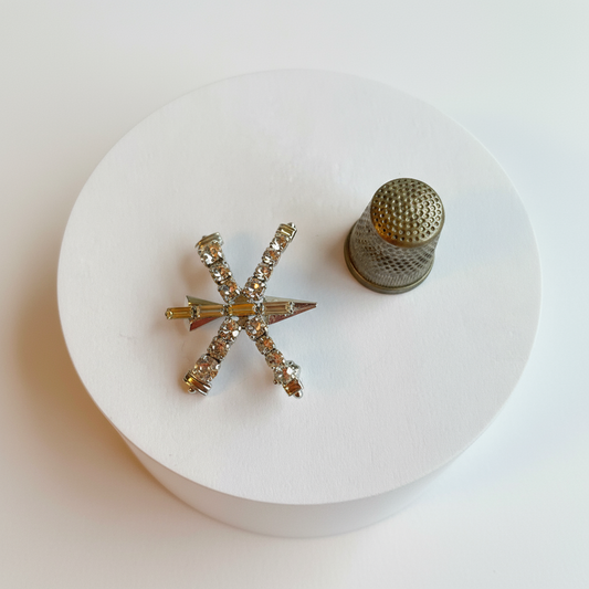 Broche vintage de metal y strass con forma de flecha