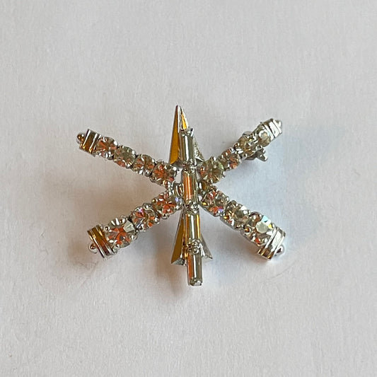 Broche vintage de metal y strass con forma de flecha