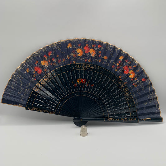 Abanico de madera calado color azul oscuro y pintado a mano