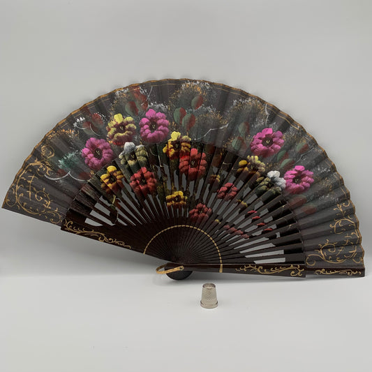 Abanico de madera calado color marrón oscuro y pintado a mano