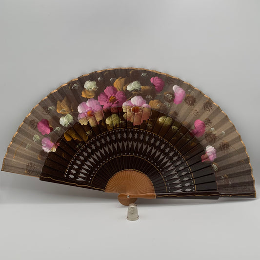 Abanico de madera calado color marrón y pintado a mano