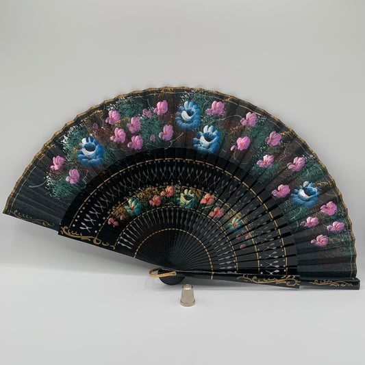 Abanico de madera calado color negro y pintado a mano