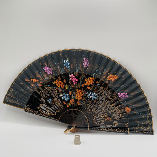 Abanico de madera calado color negro y pintado a mano