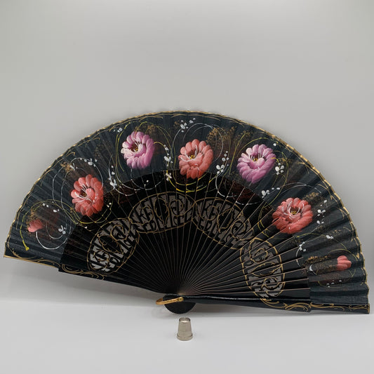 Abanico de madera calado color negro y pintado a mano