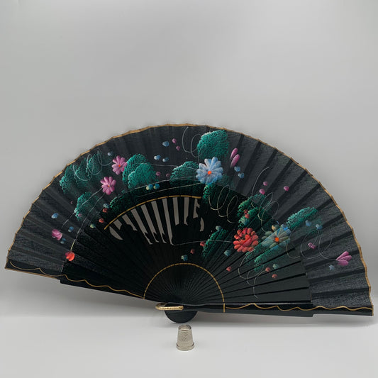 Abanico de madera calado color negro y pintado a mano