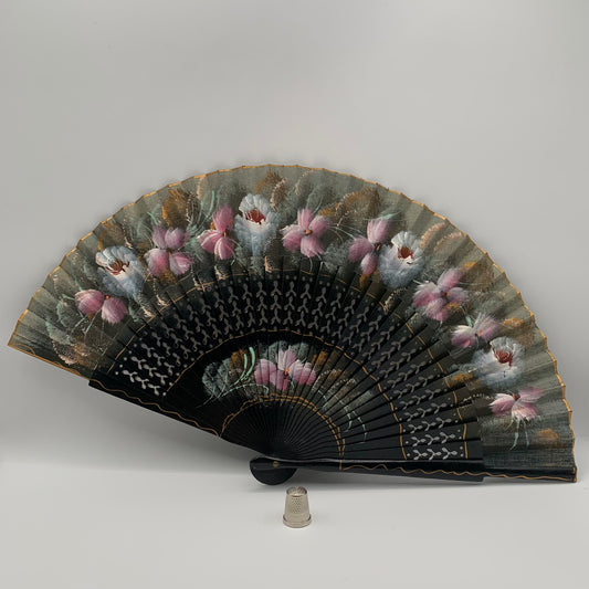 Abanico de madera calado color negro y pintado a mano