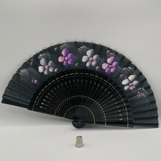 Abanico de madera calado color negro y pintado a mano