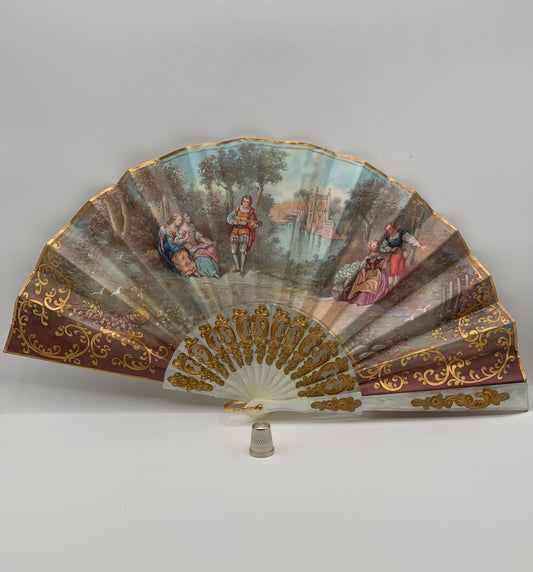 Abanico de pasta calado color blanco nácar e imagen impresa de época por ambas caras