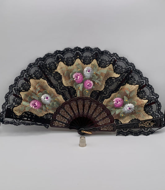 Abanico de pasta calado color negro, encaje negro y pintado a mano