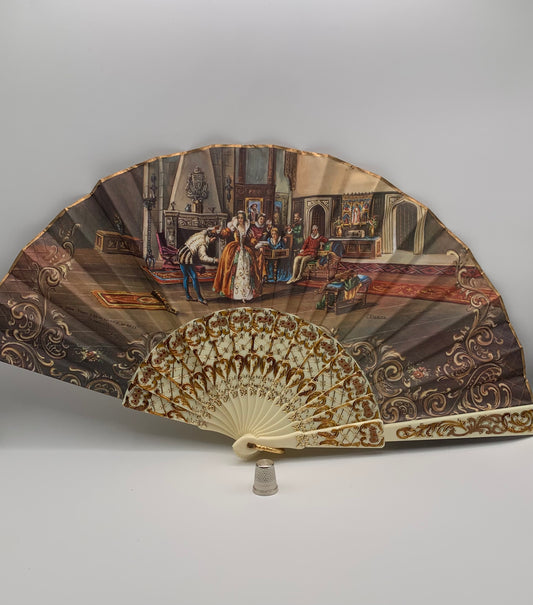 Abanico de pasta color blanco nácar e imagen de época impresa por ambas caras