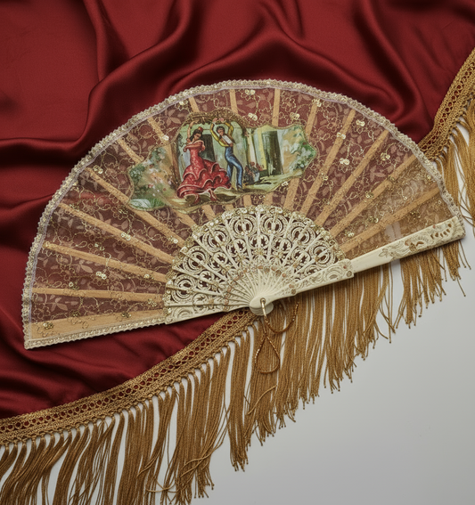 Abanico de pasta color blanco nácar, encaje beige y dorado con imagen impresa de bailaores