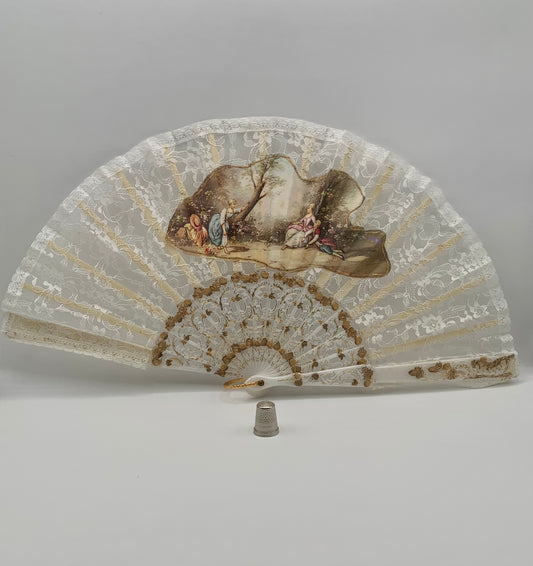 Abanico de pasta color blanco nácar, encaje blanco con imagen impresa de época