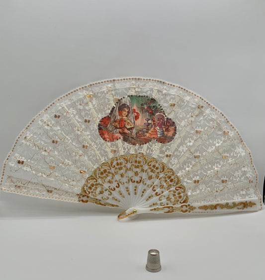Abanico de pasta color blanco nácar, encaje blanco y dorado con imagen impresa