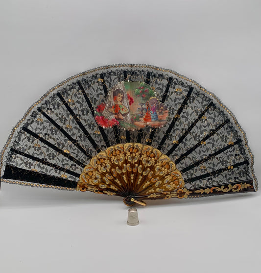 Abanico de pasta color carey, encaje negro y dorado con imagen impresa de bailaores