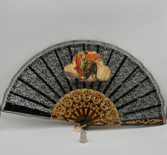 Abanico de pasta color carey, encaje negro y dorado con imagen impresa de torero