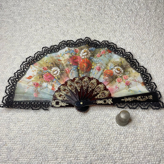 Abanico infantil de pasta rematado con encaje estampado floral