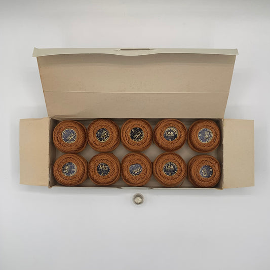 Caja de ovillos perlé Nº 5 (435) - 100% Algodón DMC