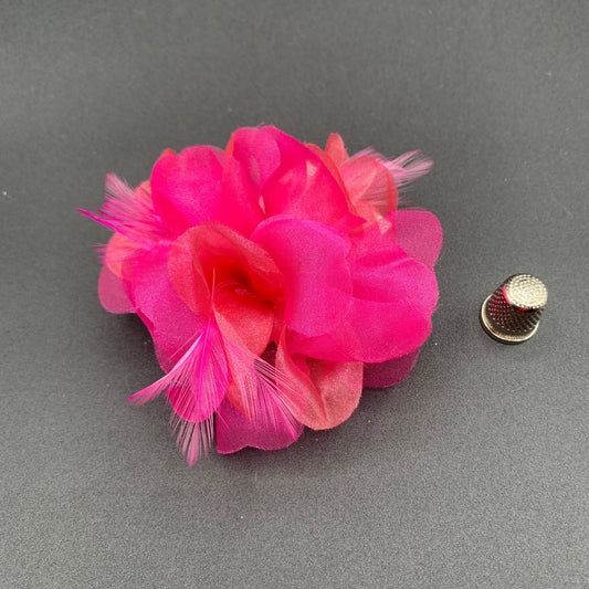 Flor de tela y plumas color fucsia oscuro y rosa palo