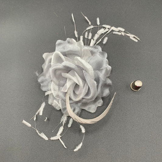 Flor de tela y plumas color gris