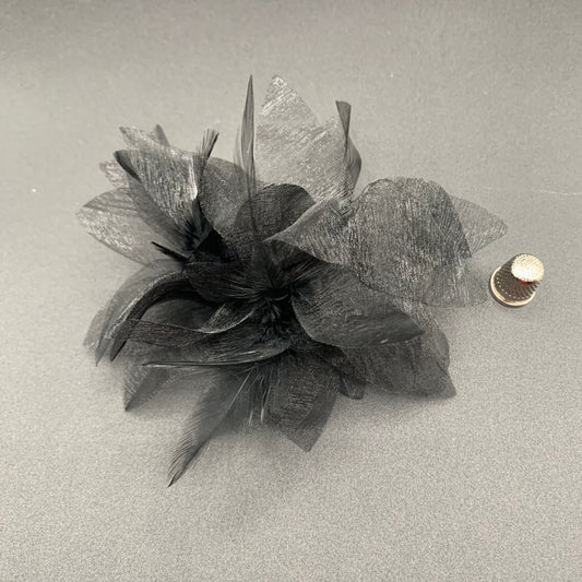 Flor de tela y plumas color negro