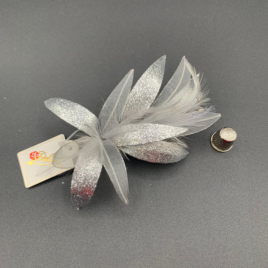 Flor de tela y plumas color plata