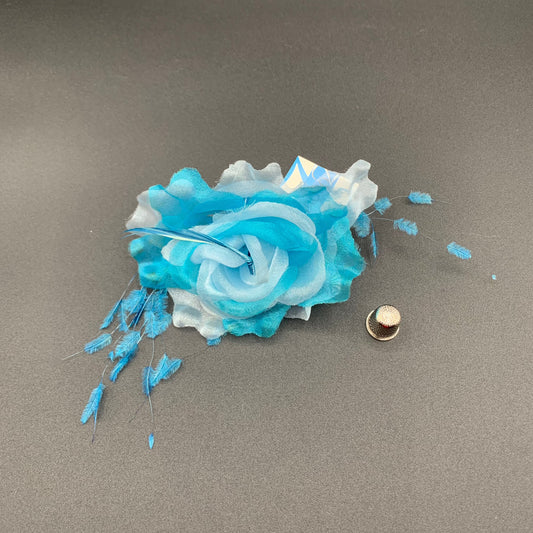 Flor de tela y plumas color turquesa y azul claro