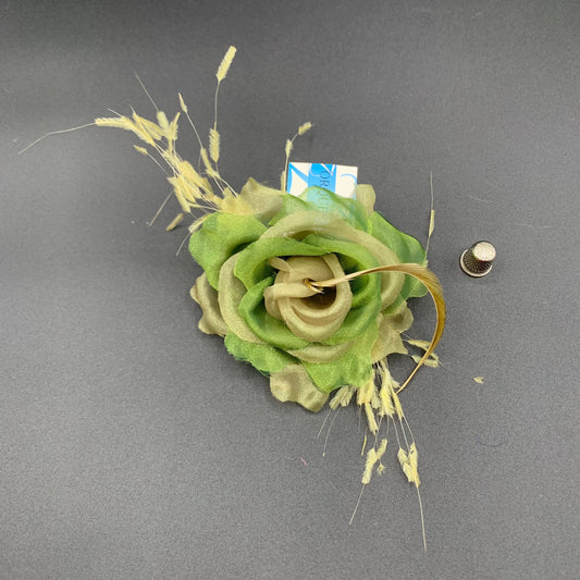 Flor de tela y plumas color verde hoja