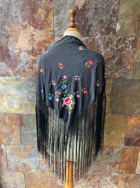 Mantoncillo bordado a mano de seda natural en color negro