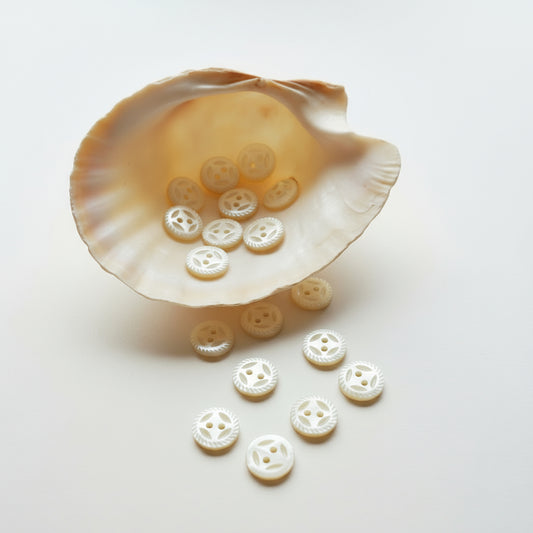 Pack 12 botones nácar tallados, años 40 color blanco nácar