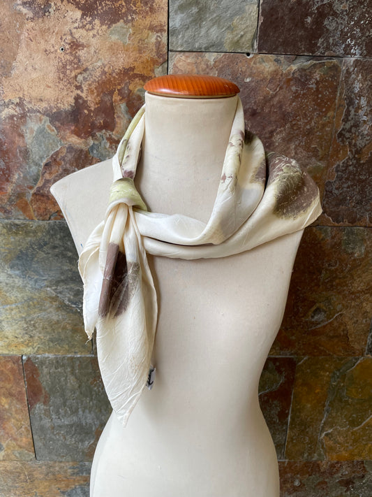 Pañuelo de cuello de seda 100% tintado con la técnica ECOPRINT por RAMÓN SANTOS