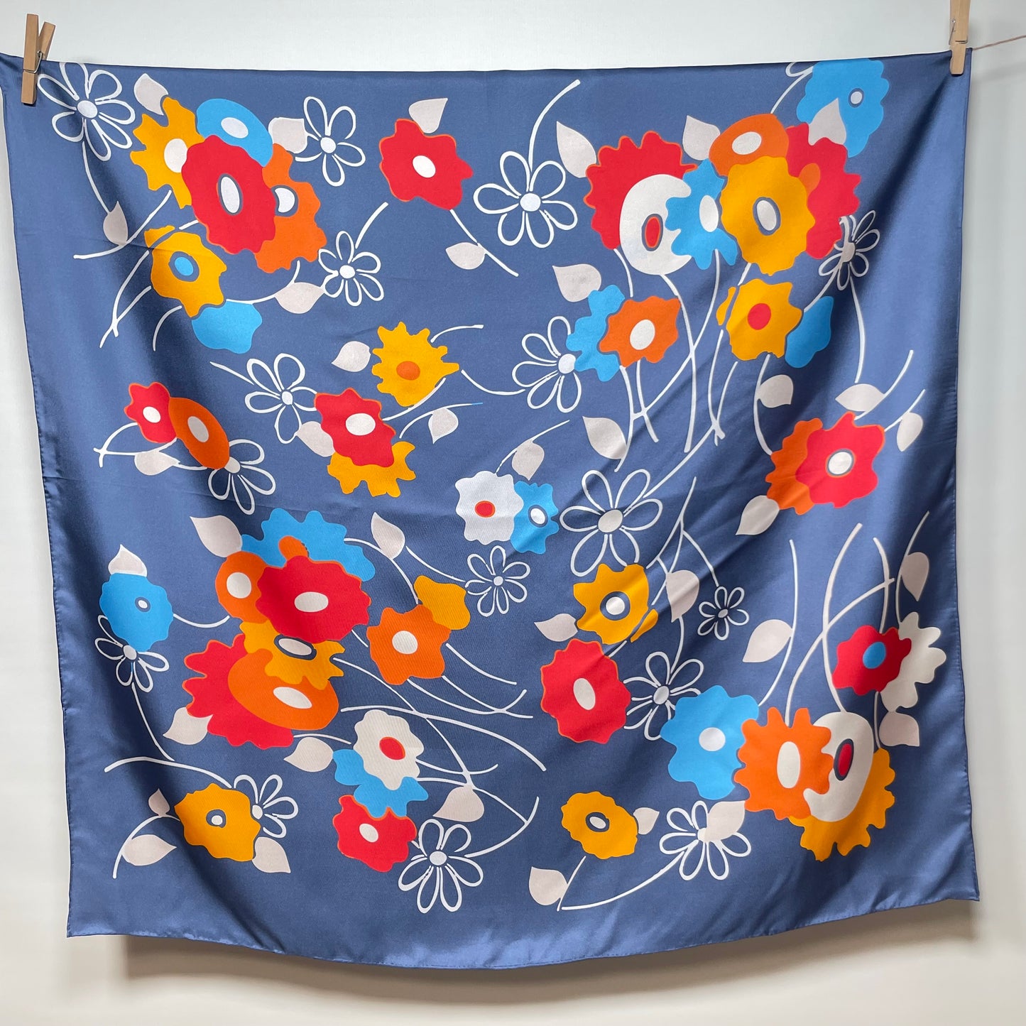 Pañuelo de Seda Pura 100% con Estampado Floral – Edición Exclusiva