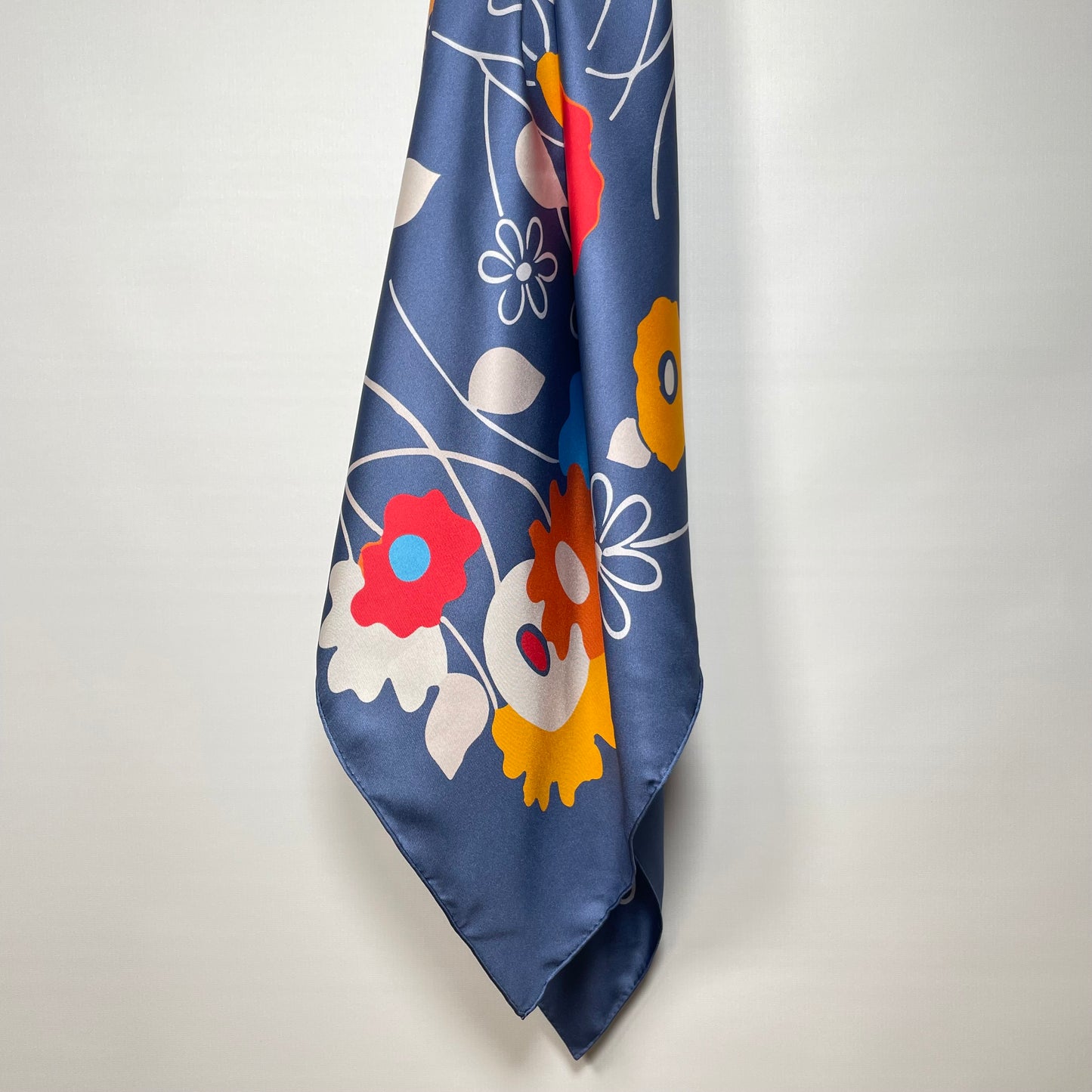 Pañuelo de Seda Pura 100% con Estampado Floral – Edición Exclusiva