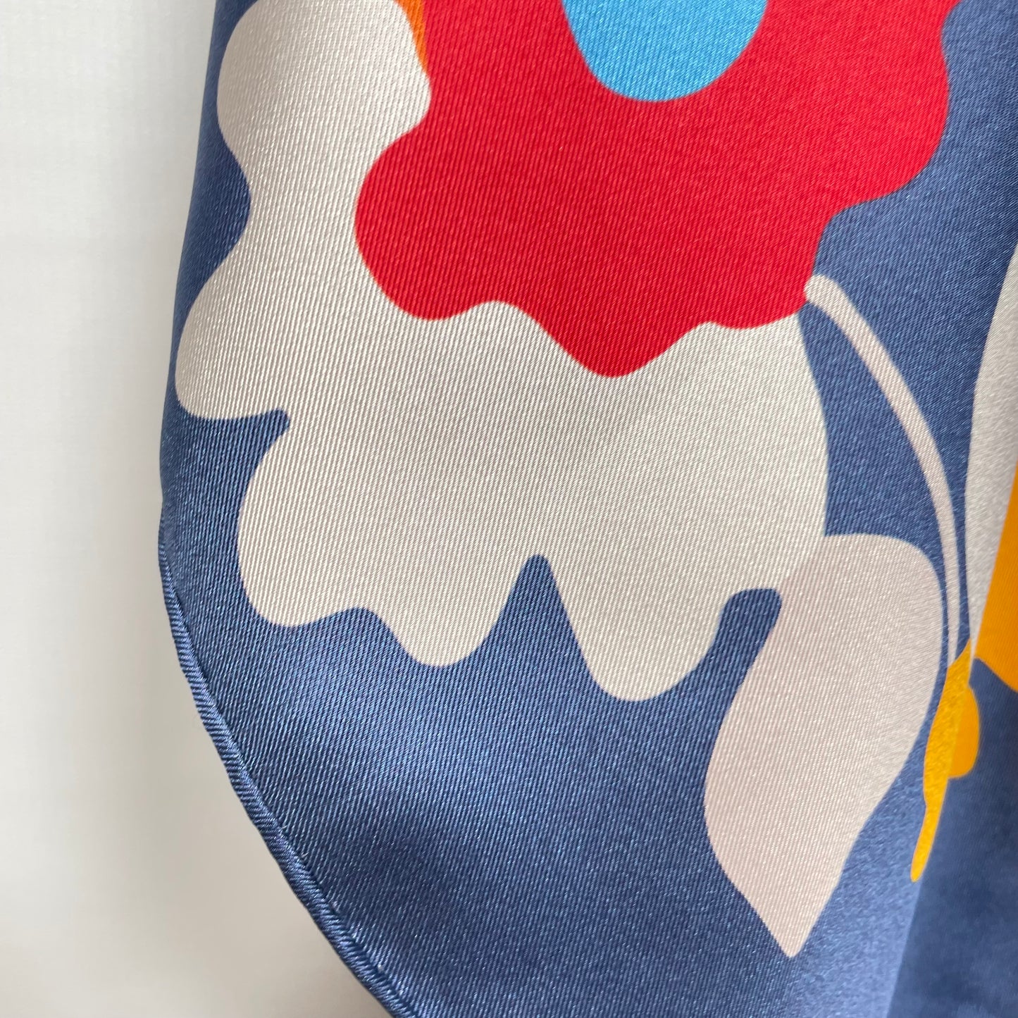 Pañuelo de Seda Pura 100% con Estampado Floral – Edición Exclusiva