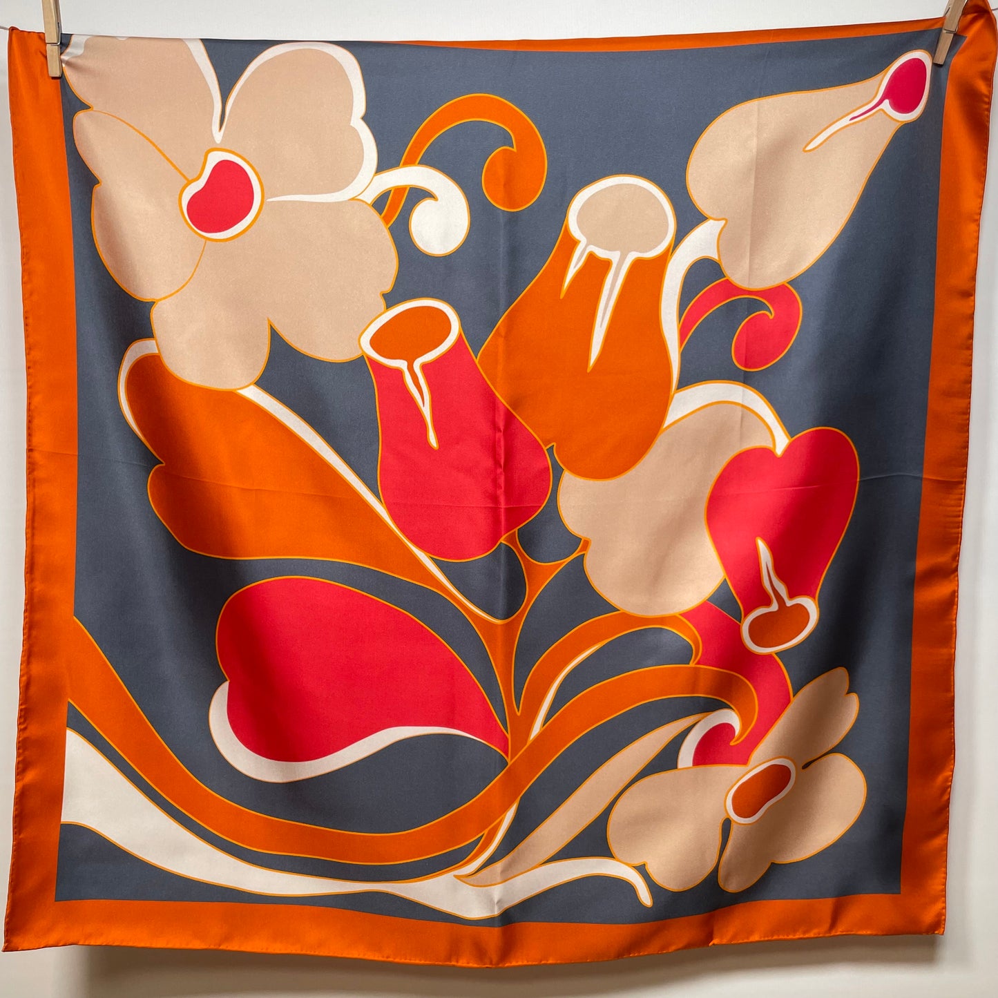 Pañuelo de Seda Pura 100% con Estampado Floral – Edición Exclusiva