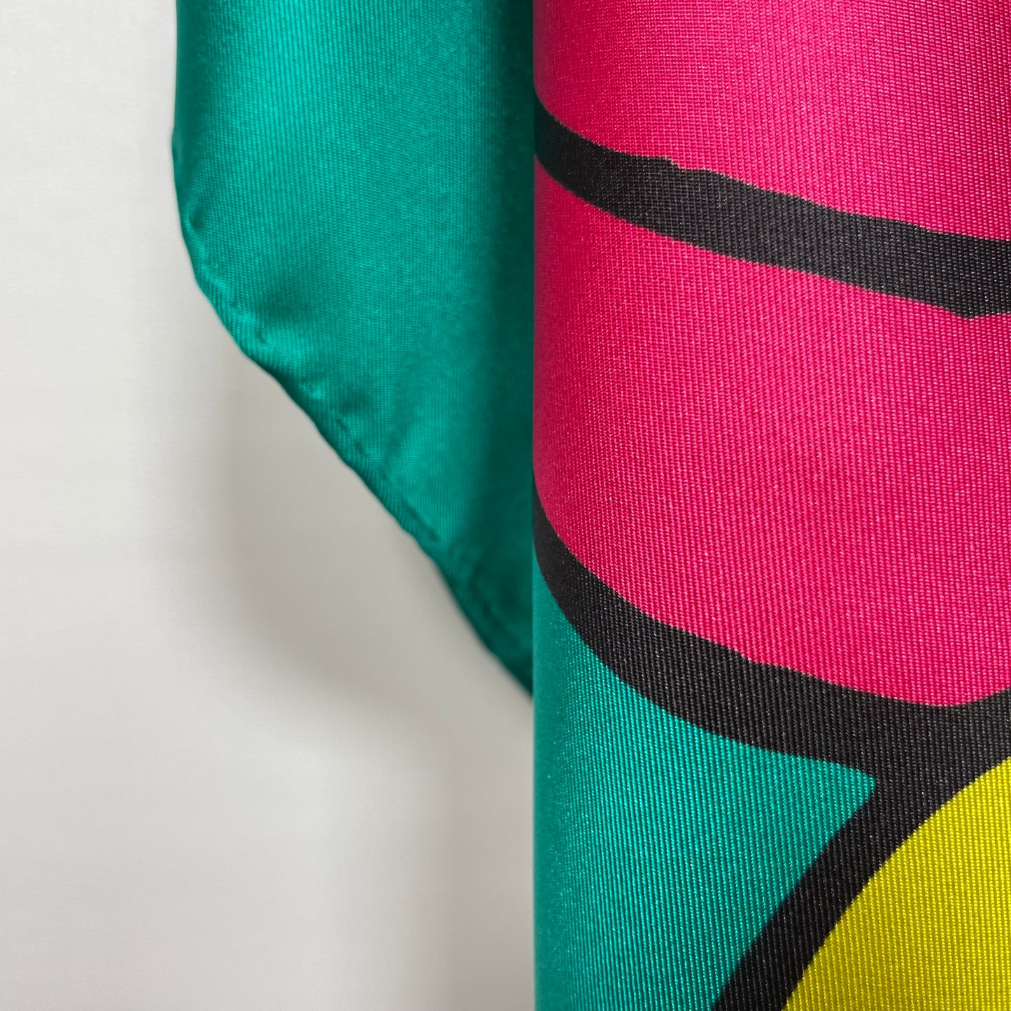 Pañuelo de Seda Pura 100% con Estampado Floral – Edición Exclusiva