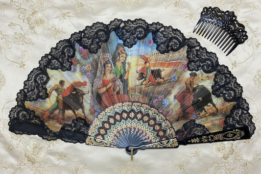 Pericón de pasta color carey y encaje negro impreso con motivos taurinos