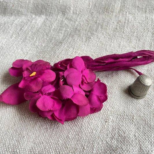 Ramillete de flores años 40 color fucsia