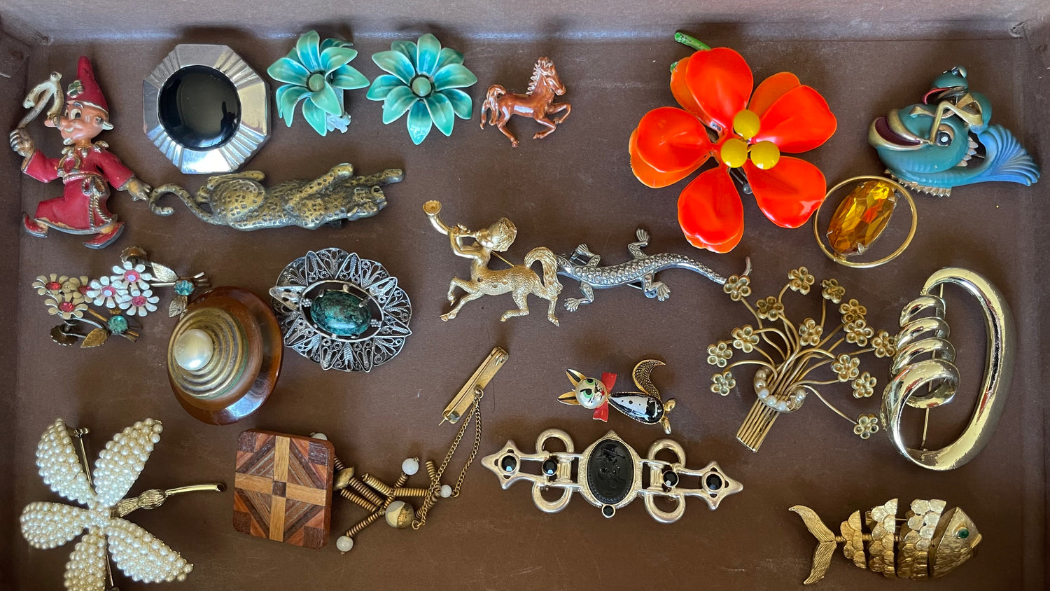 Bisutería Vintage Única – Piezas originales de los años 40 a los 80