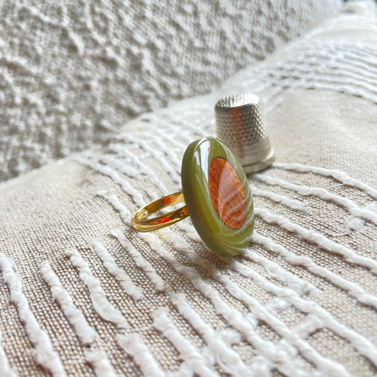 Anillo vintage de pasta color verde y madera