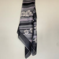 Pañuelo seda pura años 70 color negro gris y lila con estampado floral
