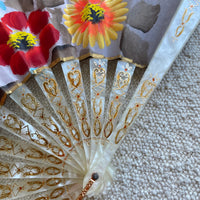 Abanico de pasta nacarada pintado a mano doble cara, color blanco con coloridas flores