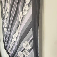 Pañuelo seda pura años 70 color negro gris y lila con estampado floral