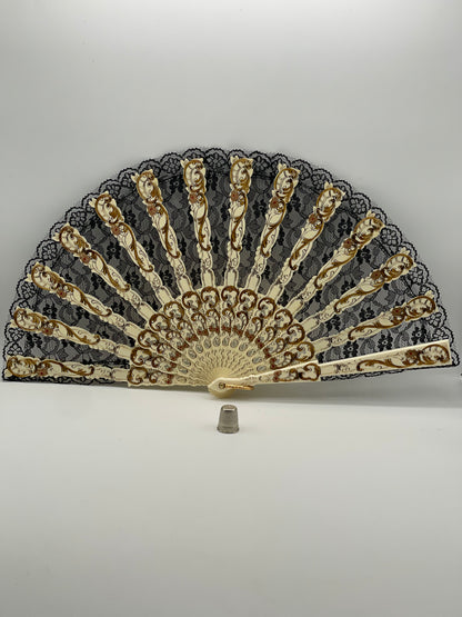 Abanico antiguo de pasta color hueso con adornos en dorado y encaje negro